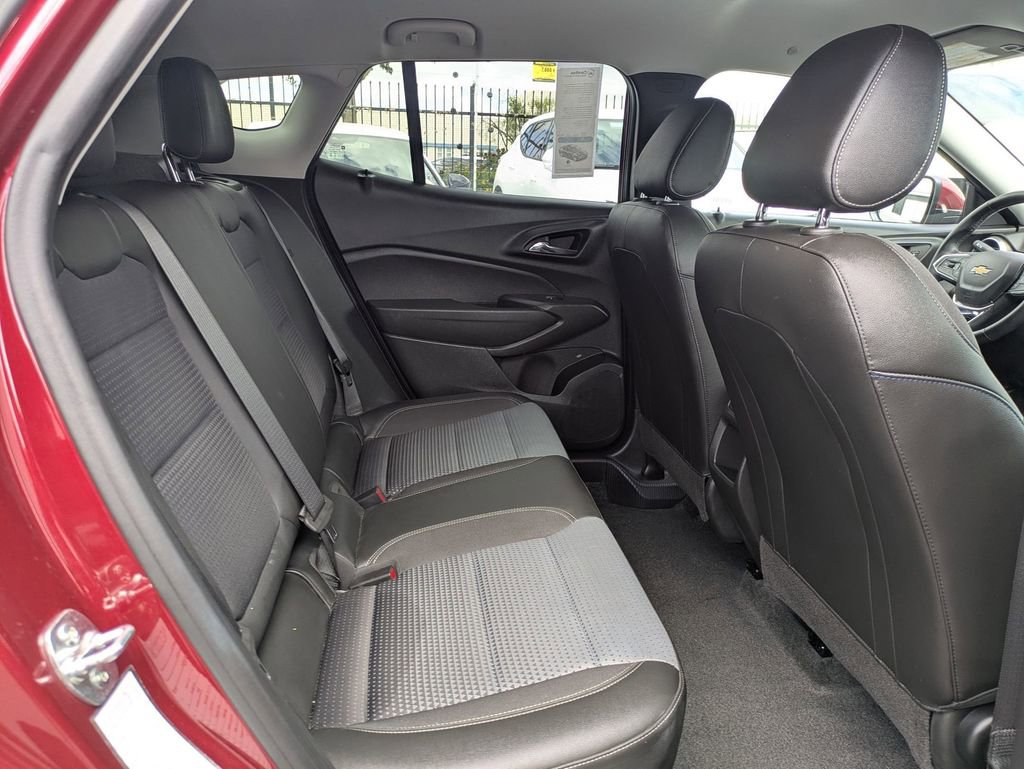 Used 2025 Chevrolet Trax LT w/ LT Convenience Package FWD image 34