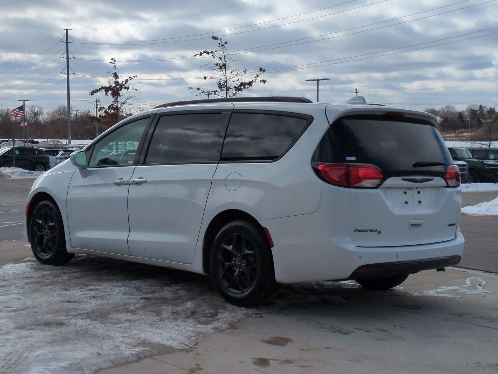Used 2019 Chrysler Pacifica Limited w/ S Appearance Package image 4