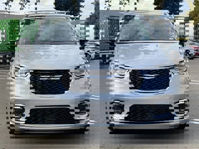 Used 2024 Chrysler Pacifica Touring-L image 6