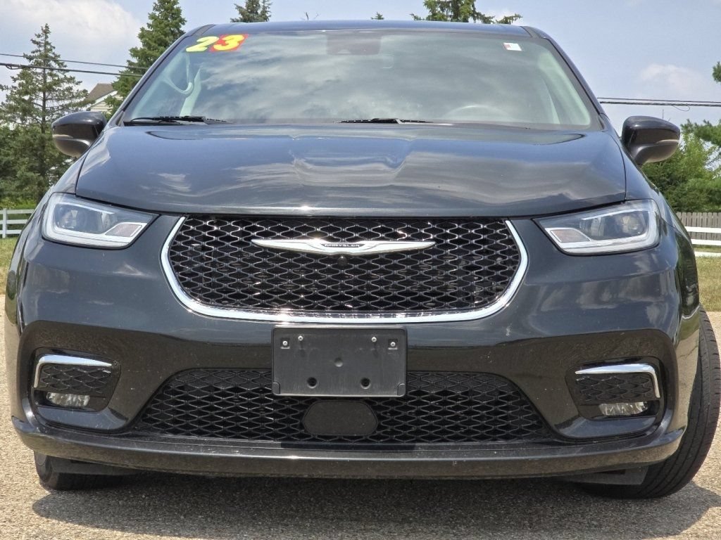 Used 2023 Chrysler Pacifica Touring-L FWD image 11
