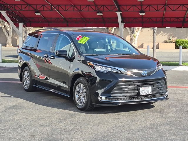 Used 2023 Toyota Sienna XLE FWD image 3