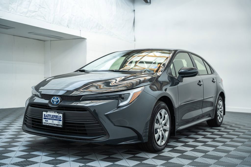 Certified 2025 Toyota Corolla LE image 3