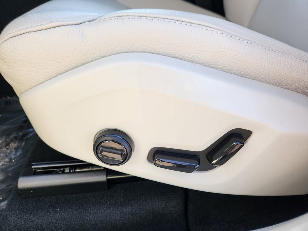 Used 2024 Volvo XC60 T8 Plus w/ Protection Package Premier image 13