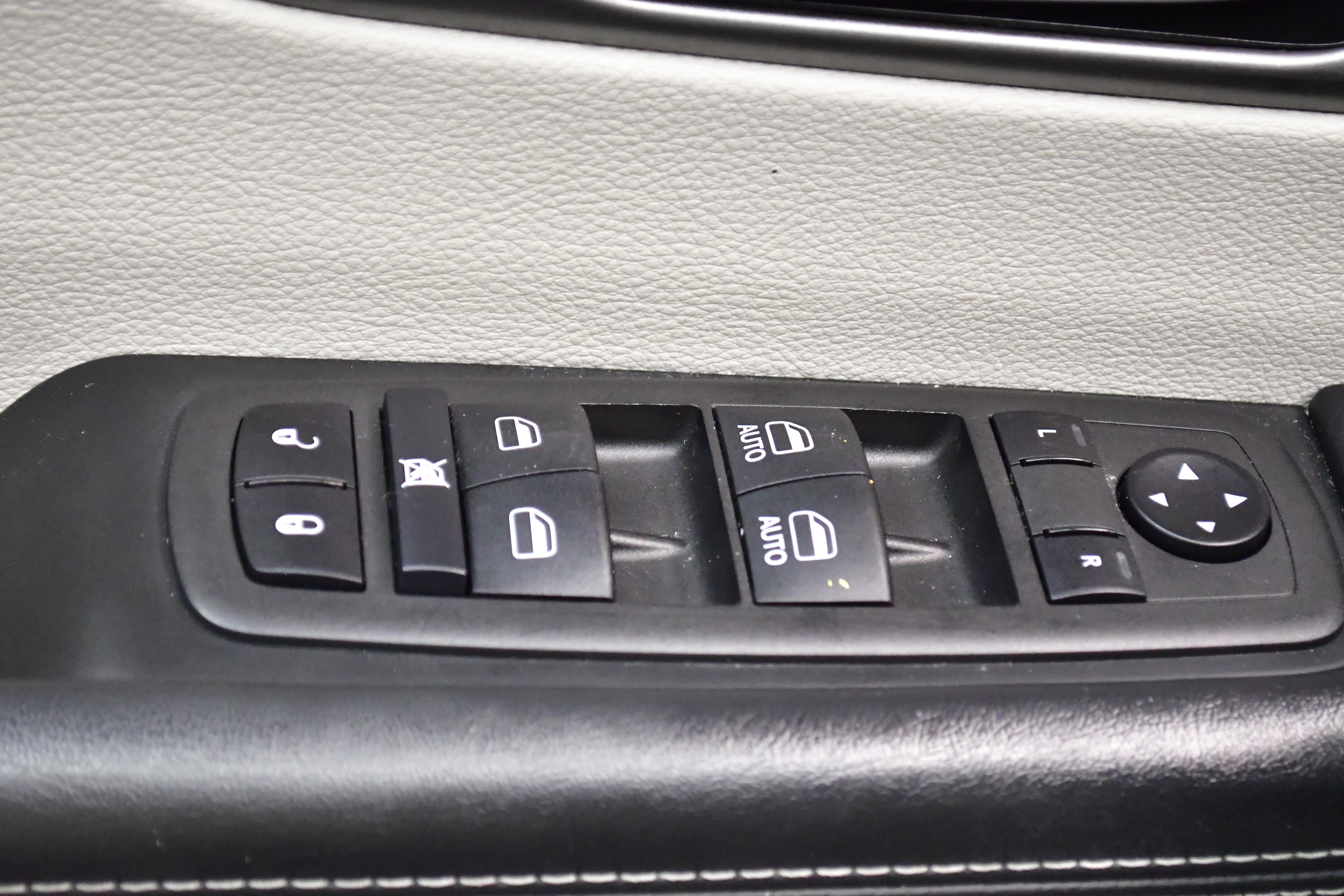 Used 2024 Chrysler Pacifica Touring-L FWD image 17