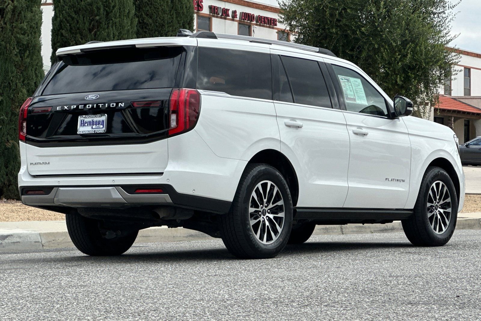 Used 2025 Ford Expedition Platinum AWD/4WD image 4