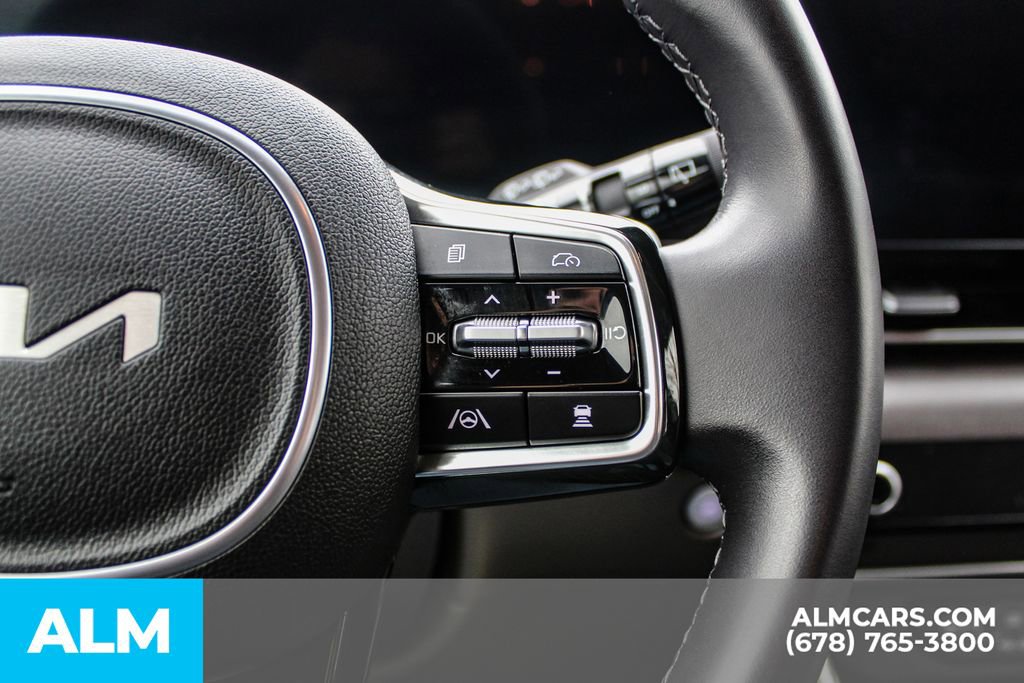 Used 2025 Kia Carnival EX image 30