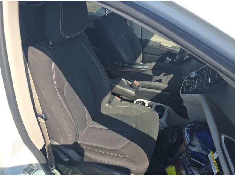 Used 2023 Chrysler Voyager LX image 28