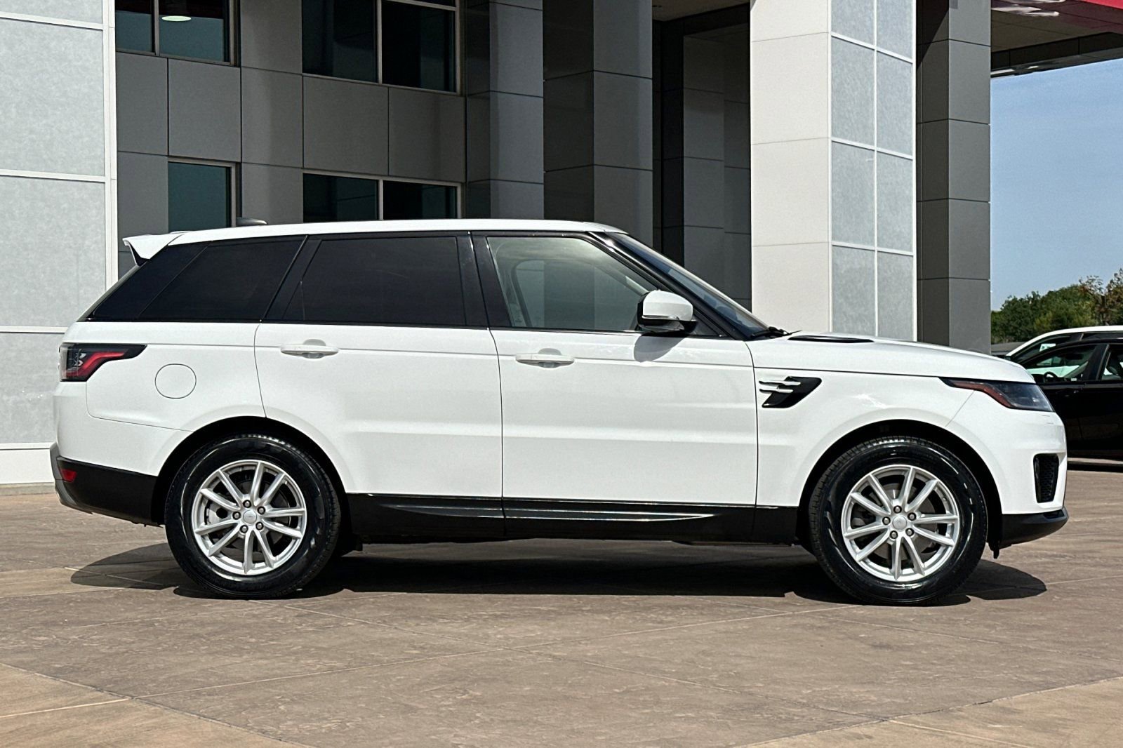 Used 2018 Land Rover Range Rover Sport SE image 3