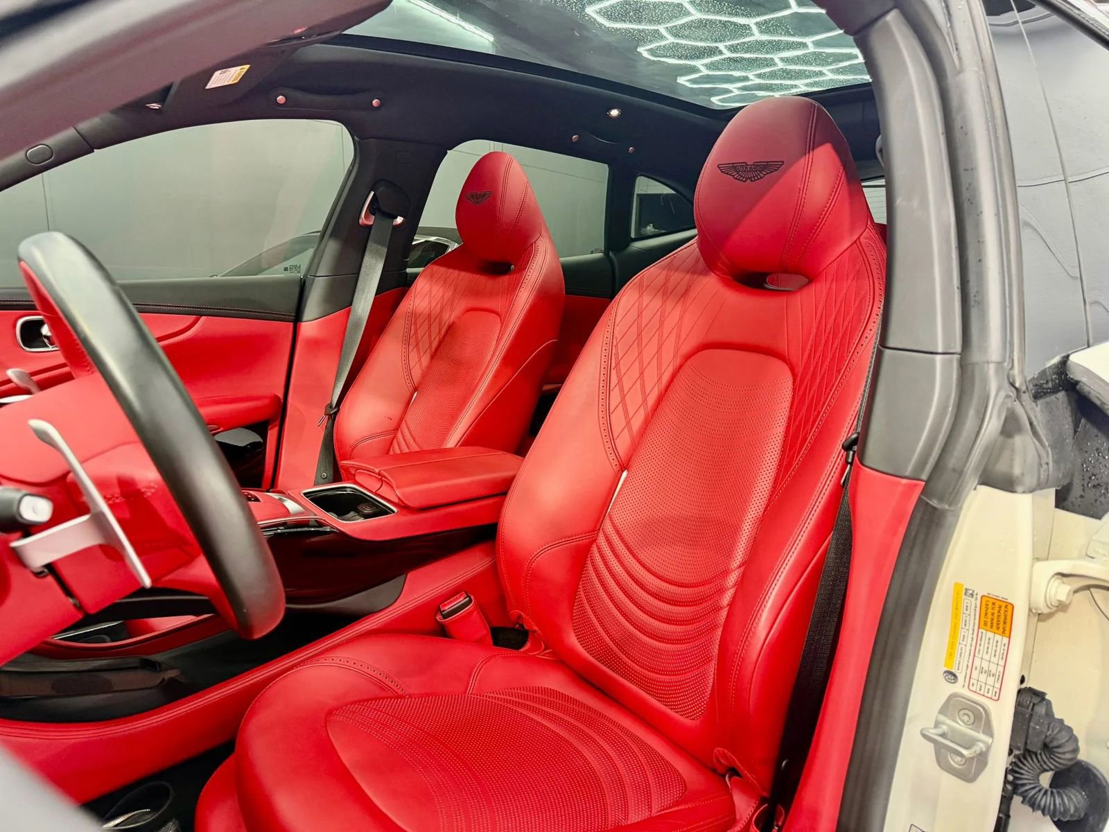 Used 2023 Aston Martin DBX image 2