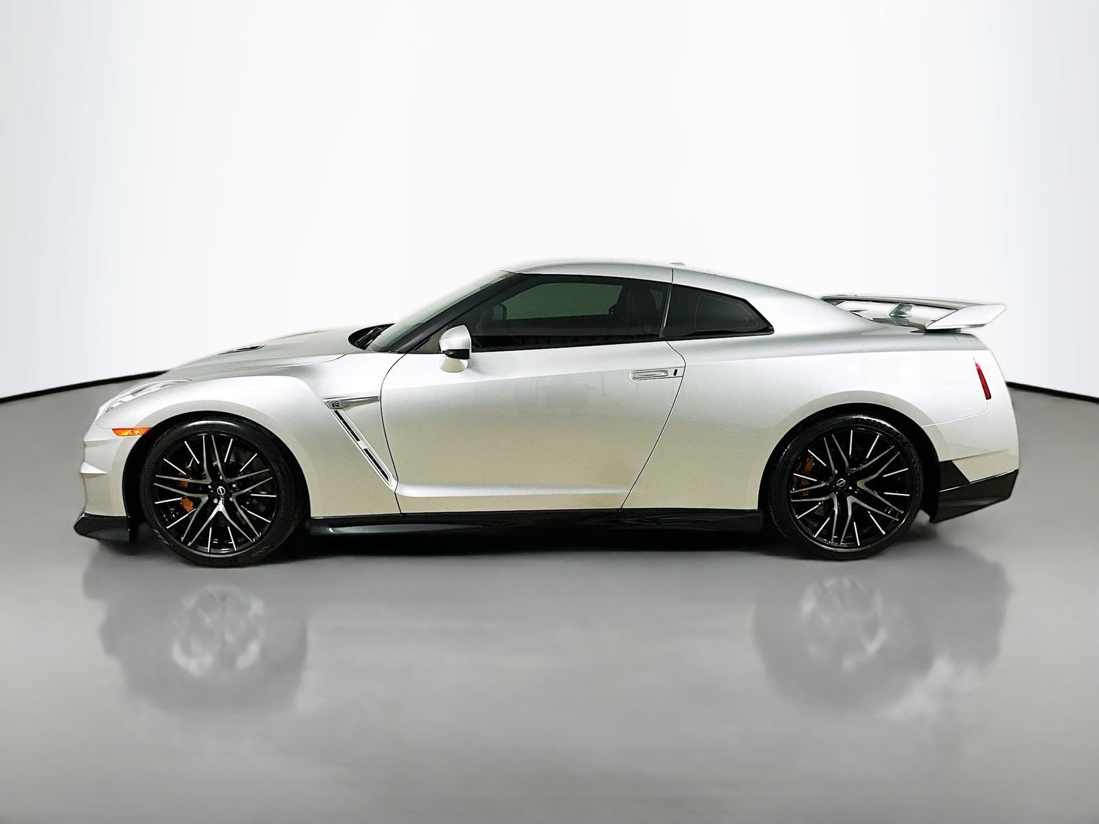 Used 2024 Nissan GT-R Premium w/ Premium Interior Package AWD/4WD image 8