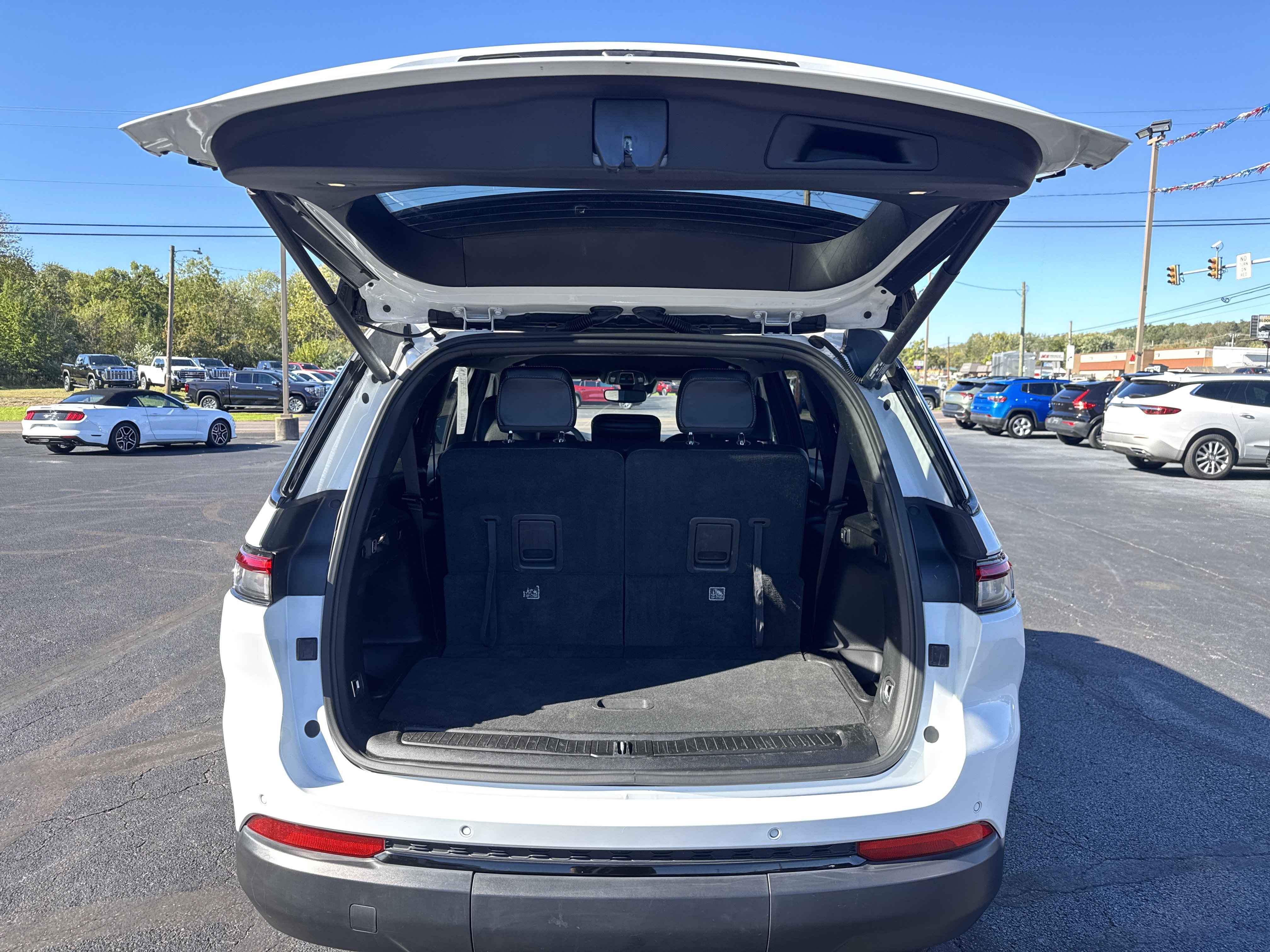 Used 2024 Jeep Grand Cherokee L Laredo image 5