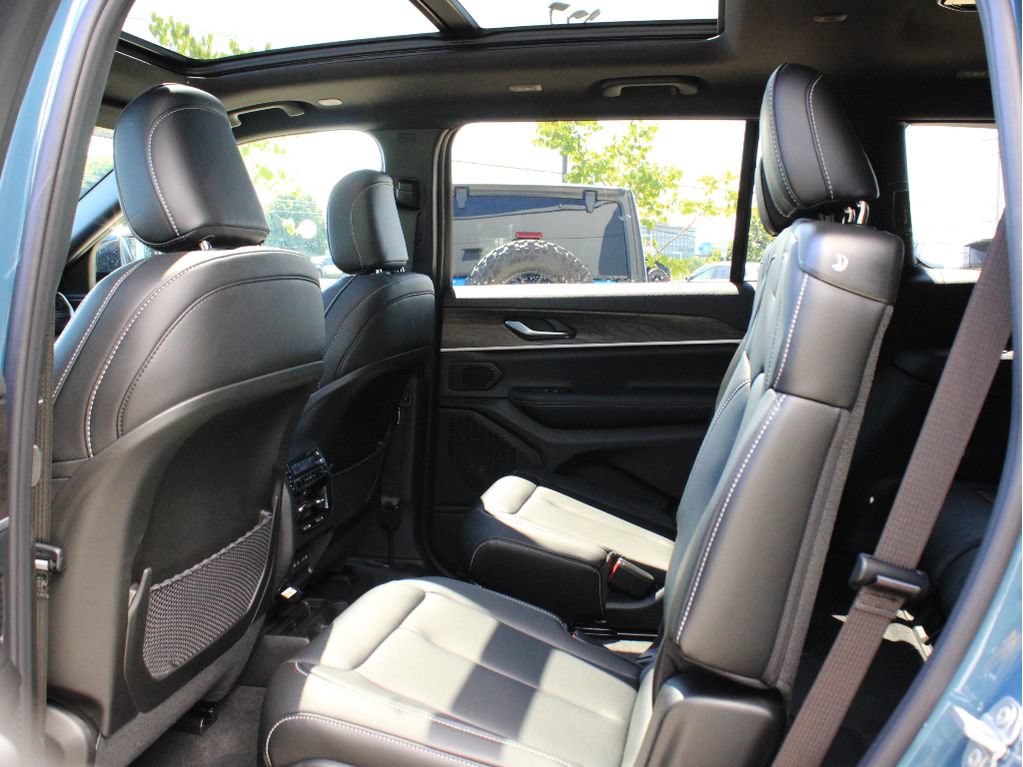 New 2026 Jeep Grand Cherokee L Limited w/ Limited Altitude Package AWD/4WD image 35
