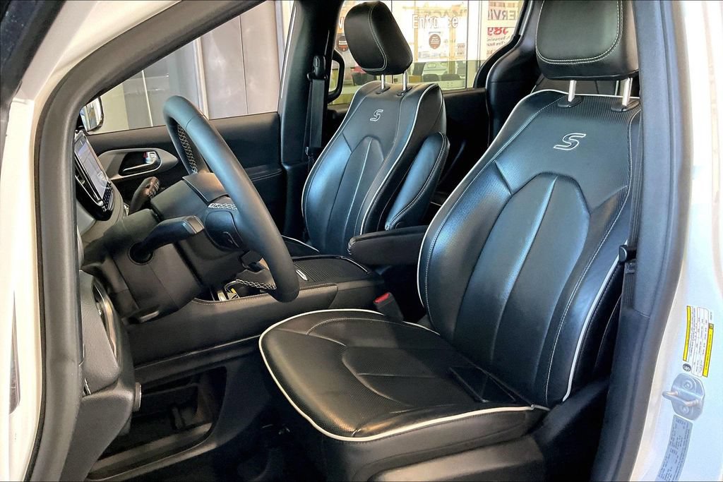 Used 2025 Chrysler Pacifica Limited FWD image 3