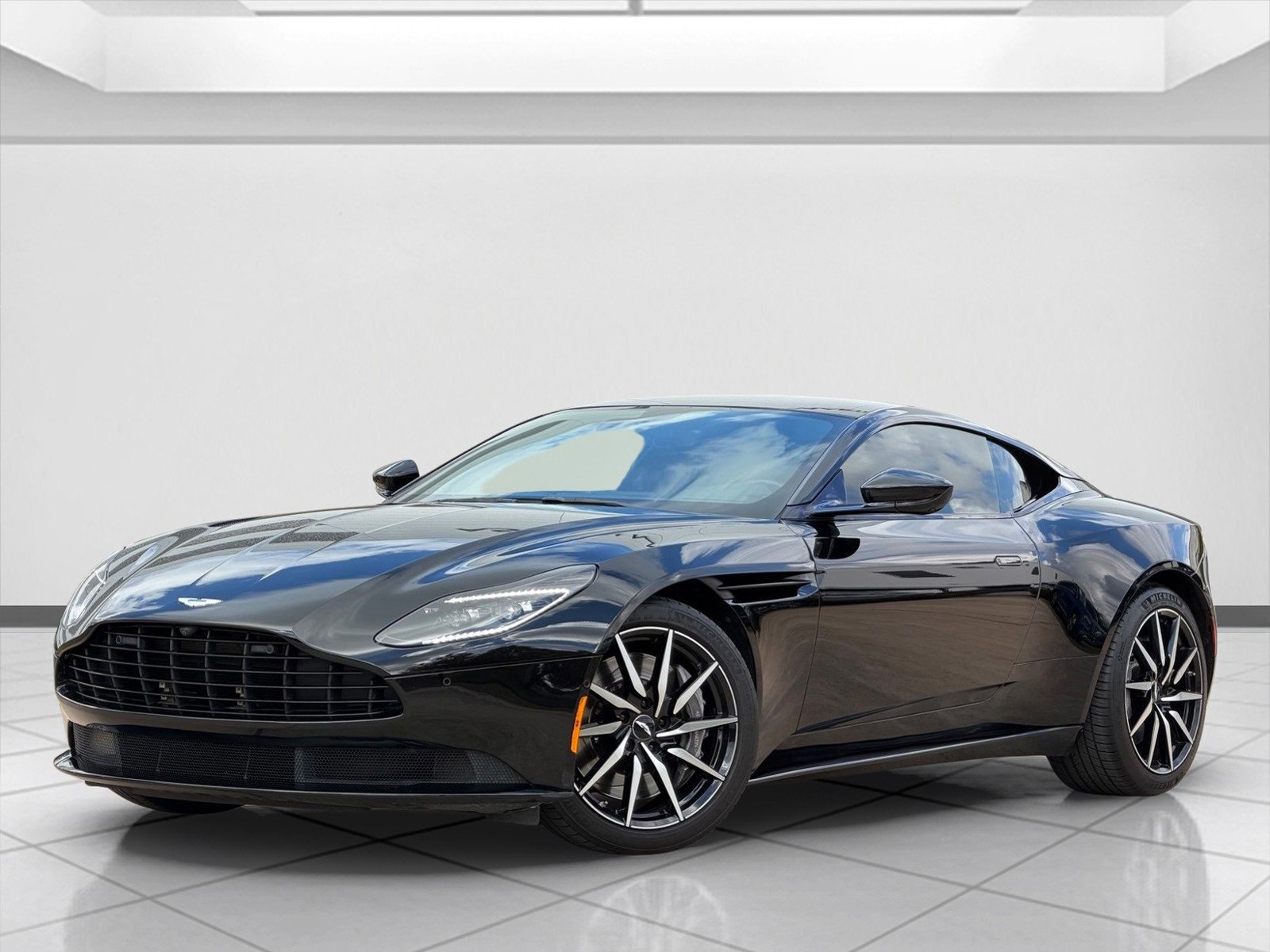 Used 2021 Aston Martin DB11 Coupe image 7