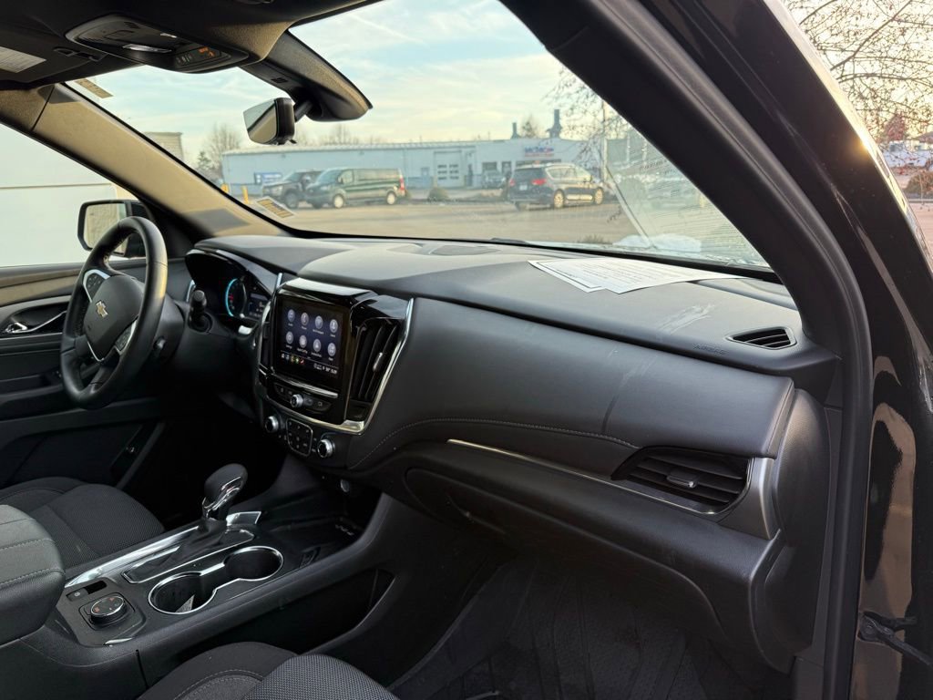 Used 2023 Chevrolet Traverse LT w/ Rear Camera Mirror Package image 27