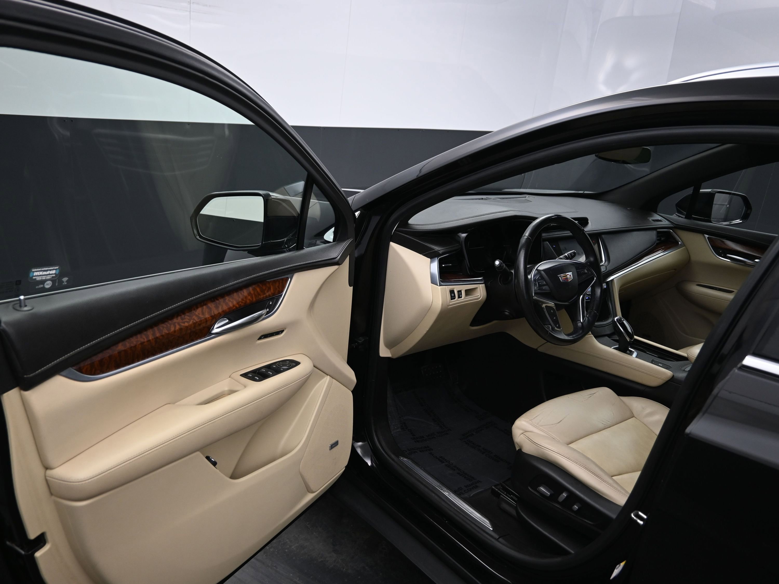 Used 2018 Cadillac XT5 Luxury w/ Driver Awareness Package image 15