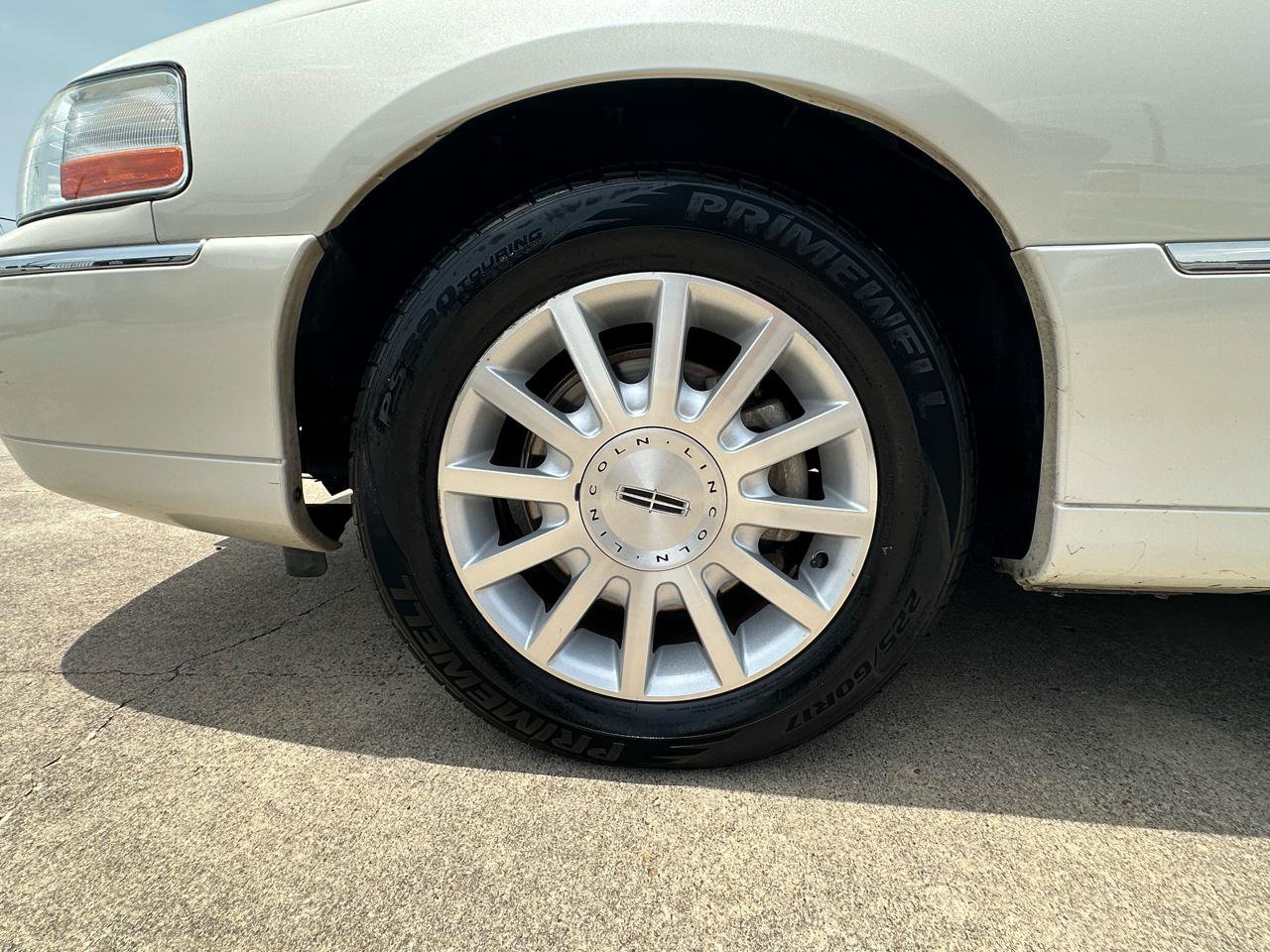 Used 2006 Lincoln Town Car Signature RWD image 14
