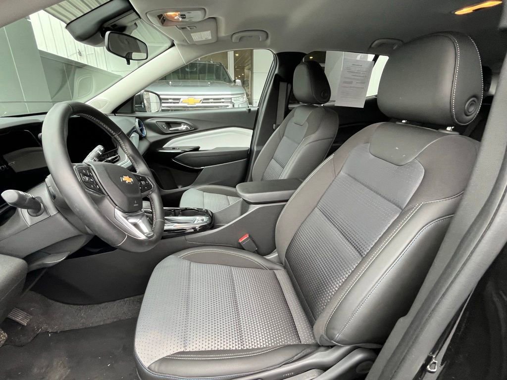 Used 2024 Chevrolet Trax LT w/ LT Convenience Package image 9
