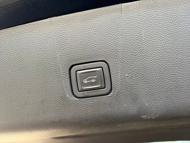 Used 2023 Chevrolet Traverse LT w/ Rear Camera Mirror Package AWD/4WD image 11