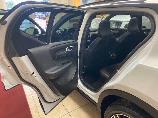 Used 2022 Volvo XC40 T5 R-Design AWD/4WD image 9