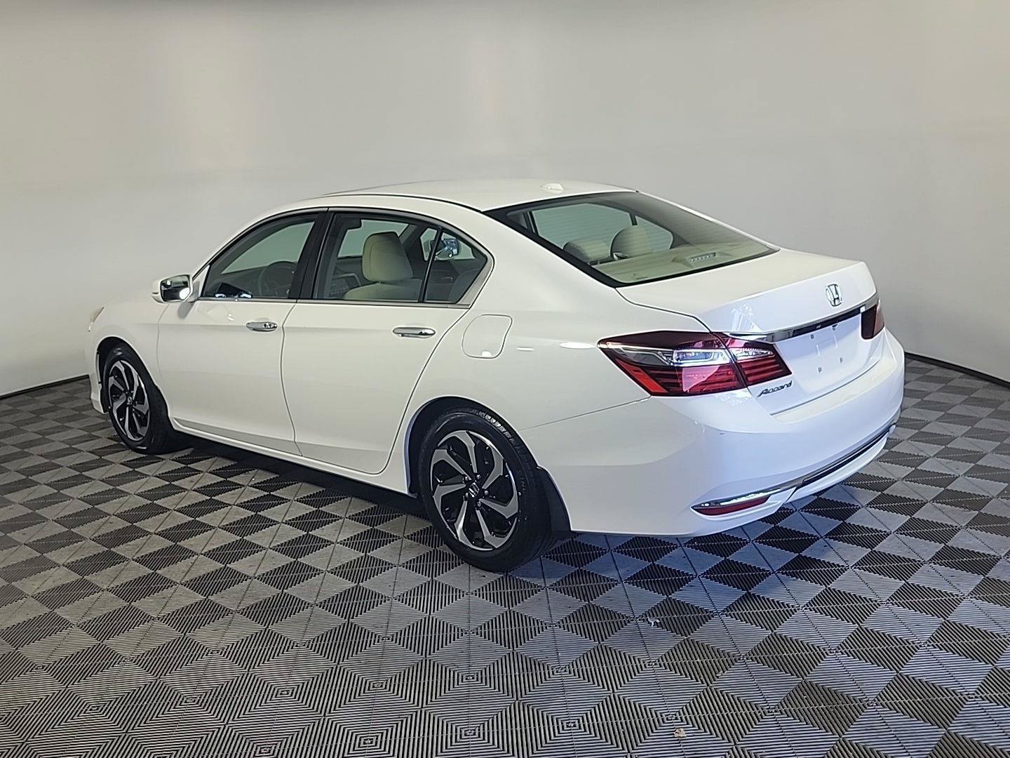 Certified 2017 Honda Accord EX image 9