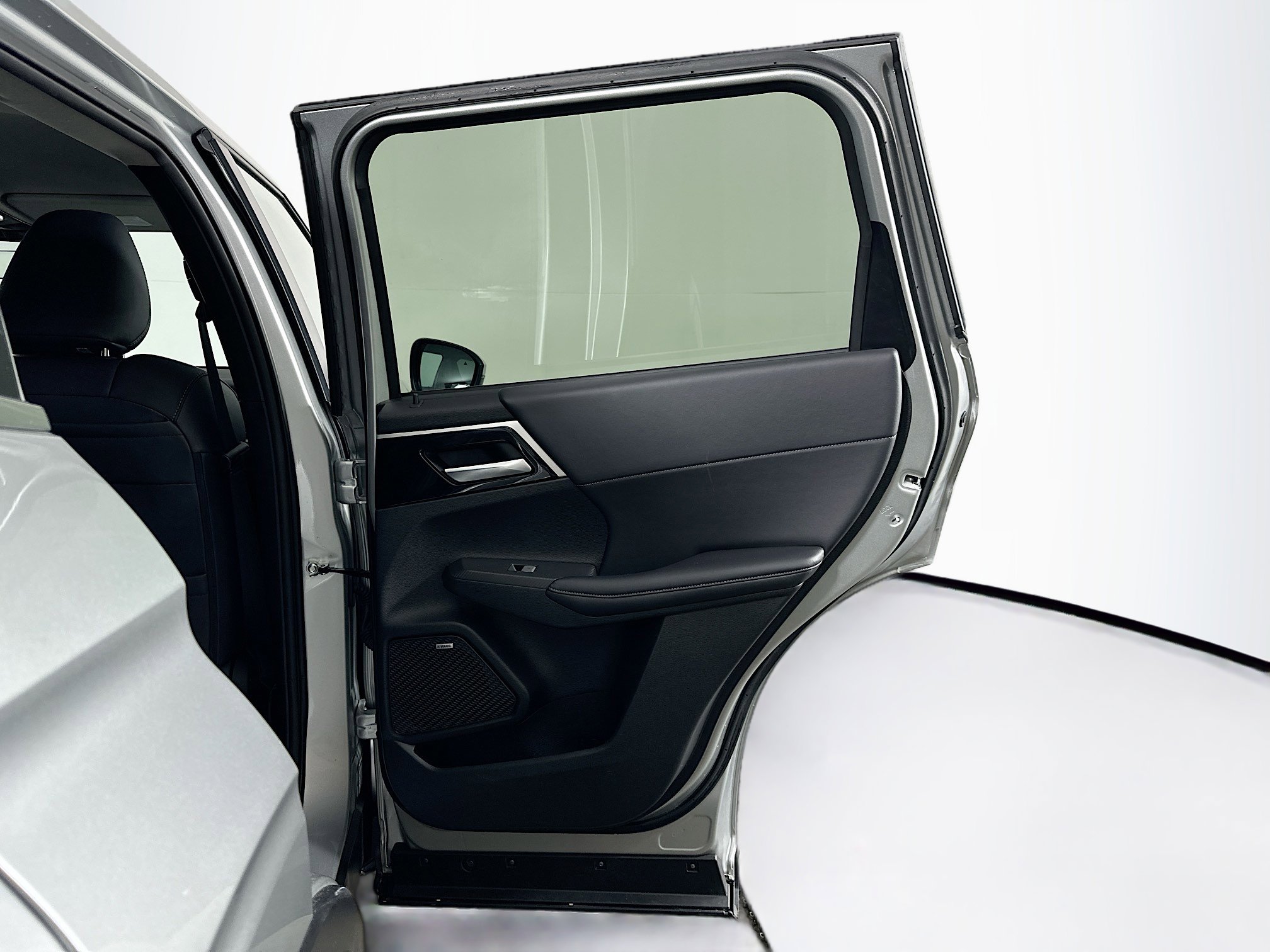 Used 2025 Mitsubishi Outlander SE image 30