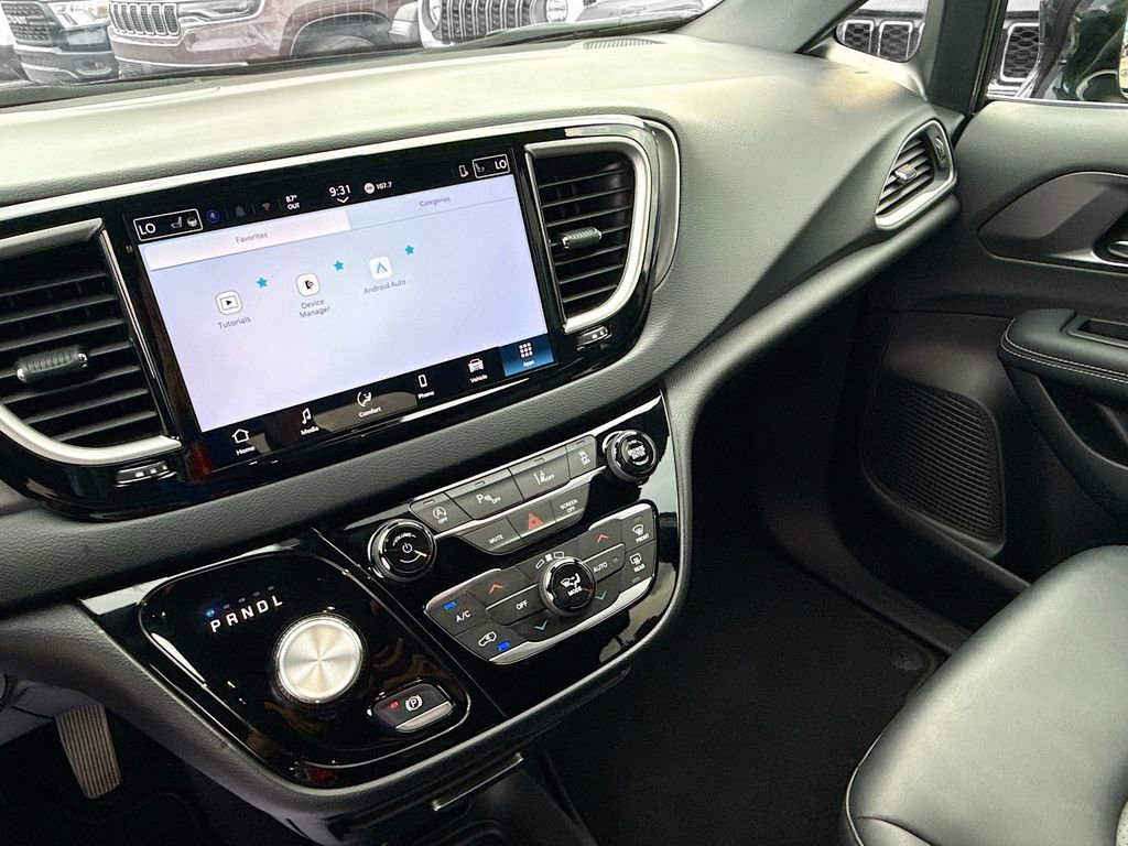 Used 2026 Chrysler Pacifica Select image 24