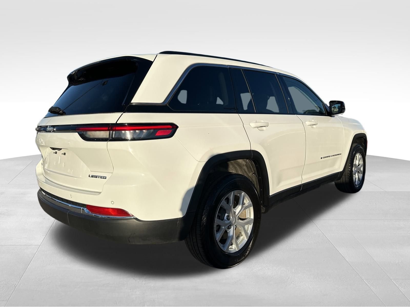 Used 2023 Jeep Grand Cherokee Limited image 12