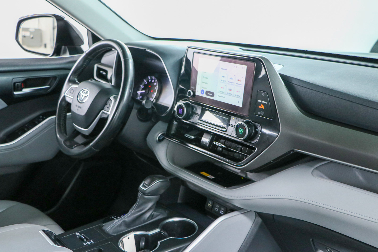 Used 2024 Toyota Highlander XLE FWD image 27