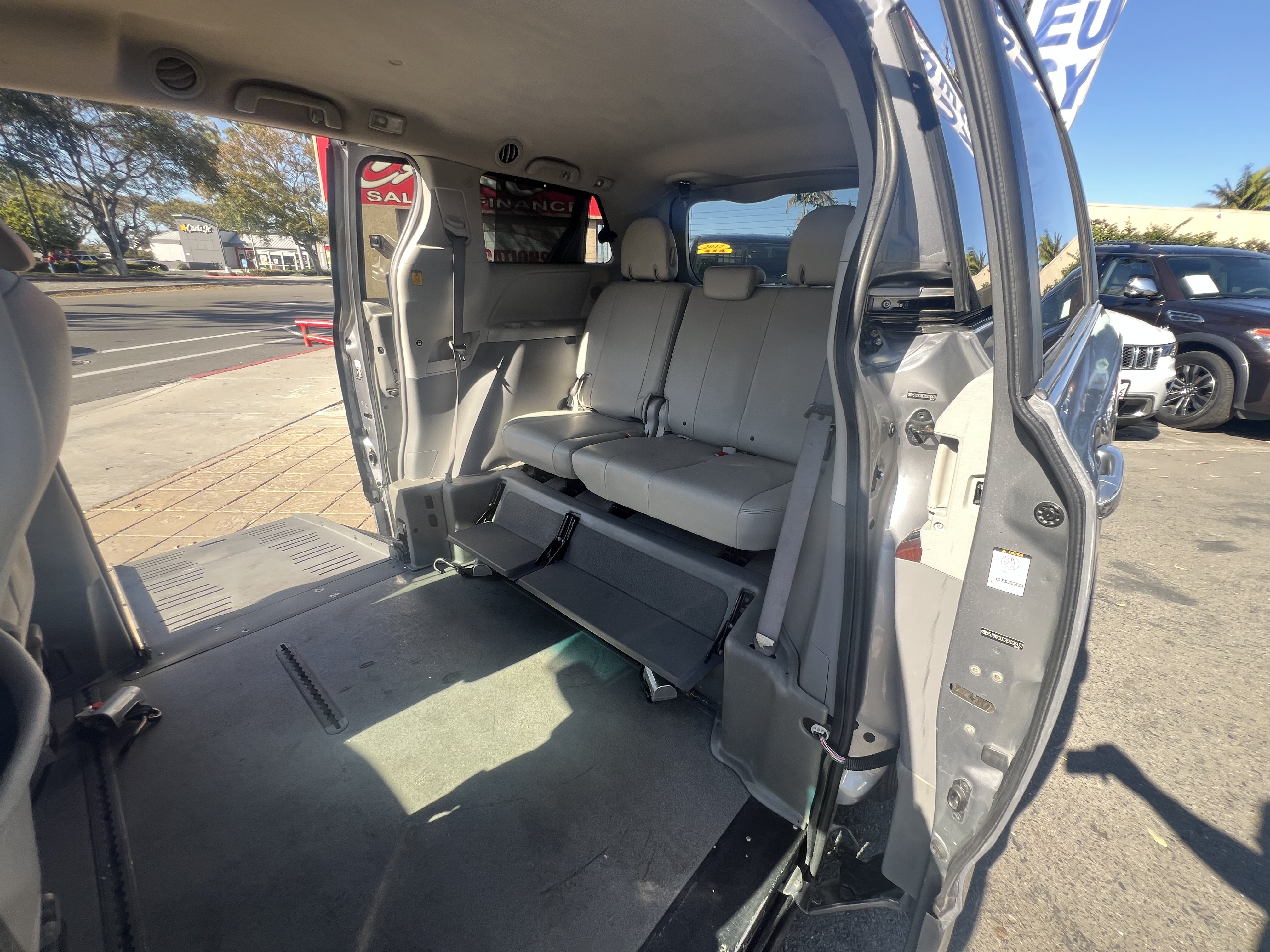 Used 2011 Toyota Sienna XLE FWD image 13