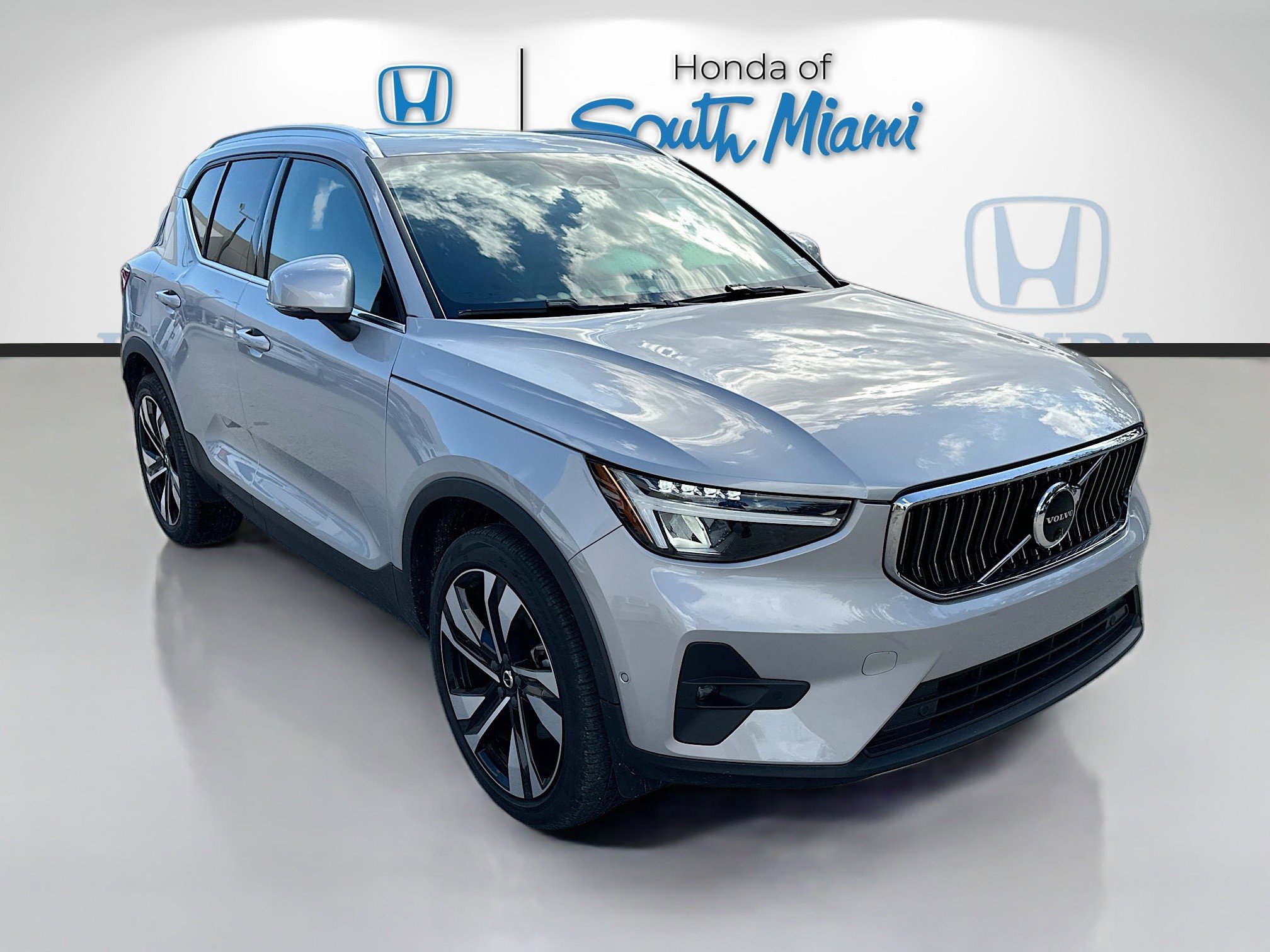 Used 2023 Volvo XC40 B5 Ultimate w/ Protection Package Premier video 1