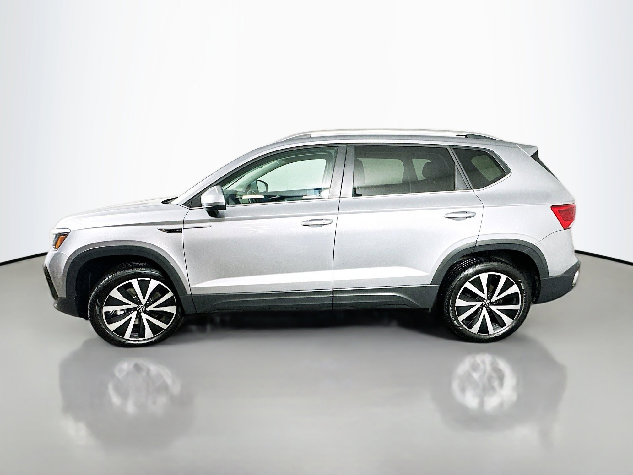 Used 2024 Volkswagen Taos SE image 4