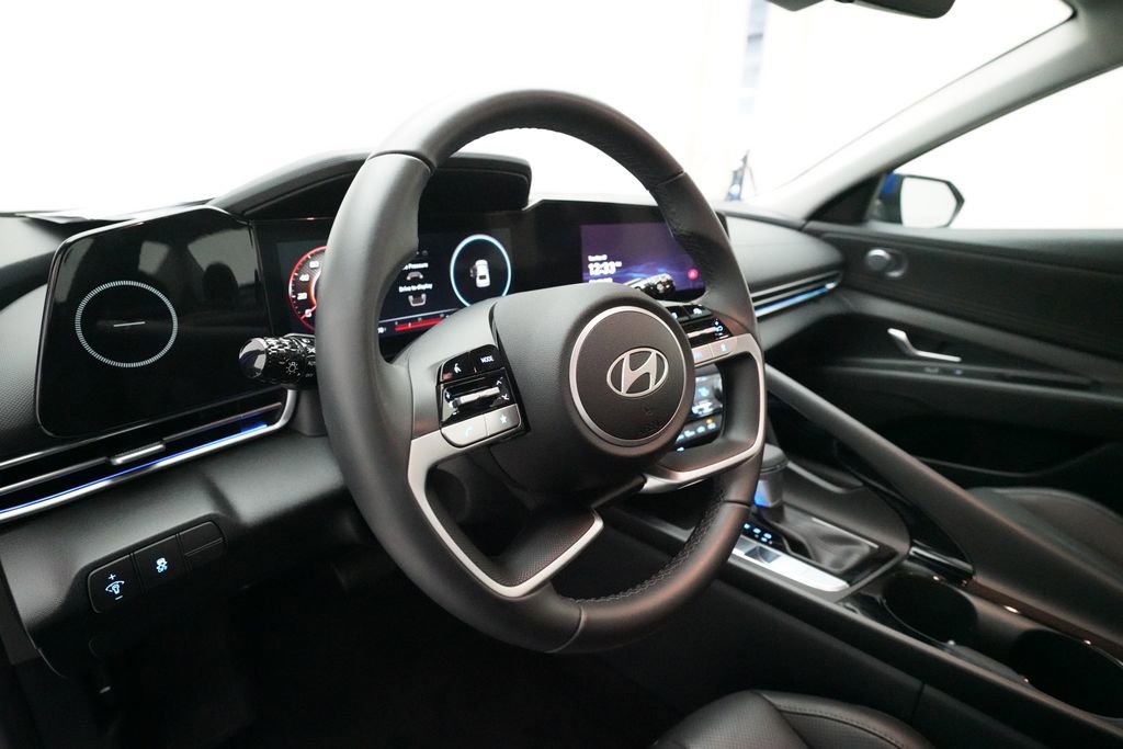 Used 2025 Hyundai Elantra Limited image 8