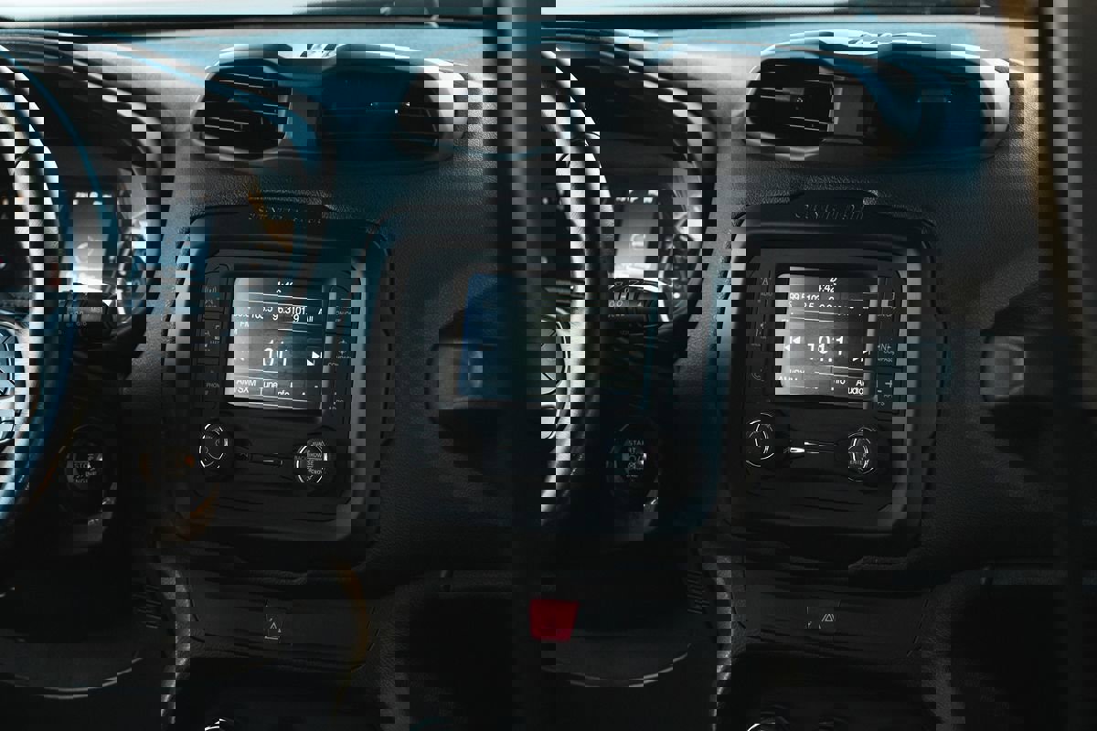 Used 2017 Jeep Renegade Latitude image 4