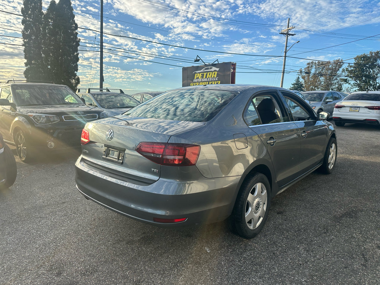 Used 2017 Volkswagen Jetta S image 4