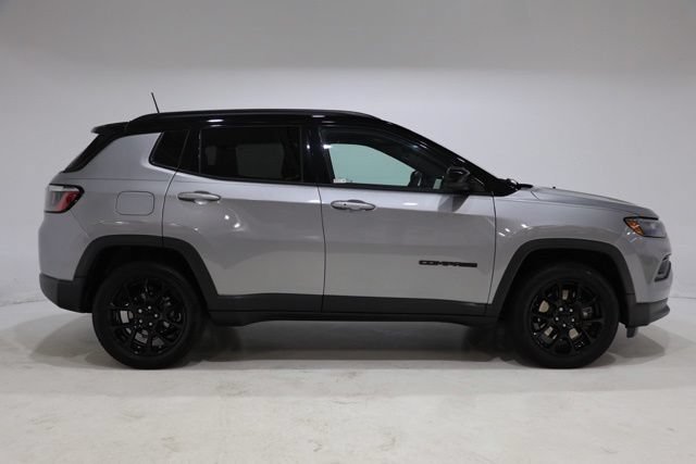 Used 2024 Jeep Compass Latitude w/ Convenience Group AWD/4WD image 8