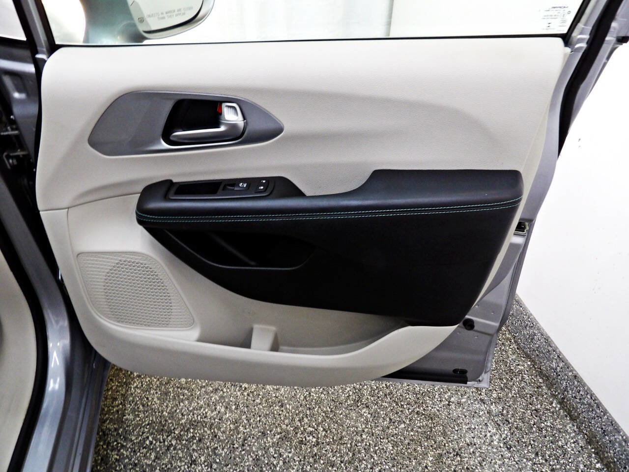 Used 2017 Chrysler Pacifica Touring Plus FWD image 11