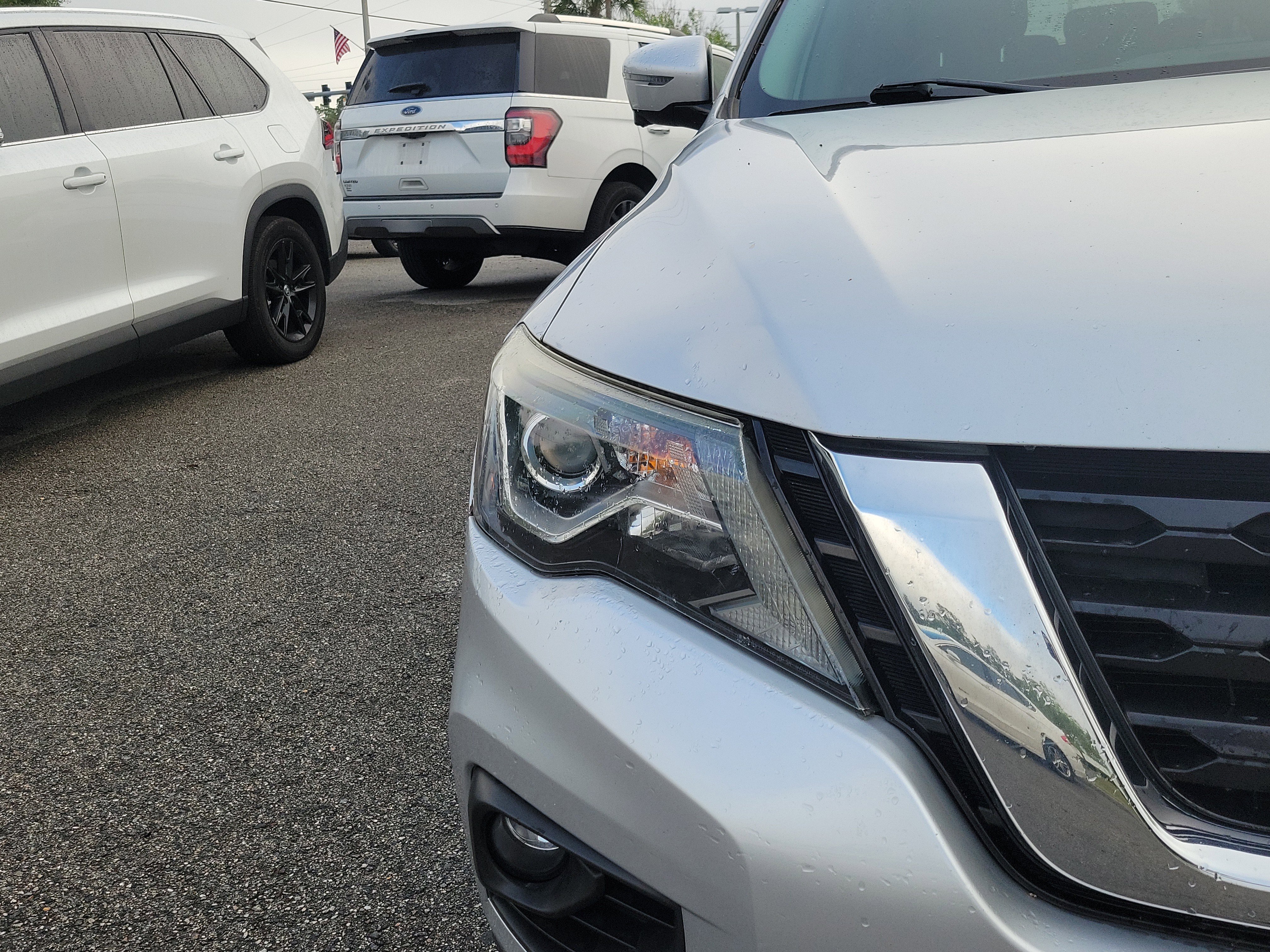 Used 2017 Nissan Pathfinder SL w/ Trailer Tow Package FWD image 6