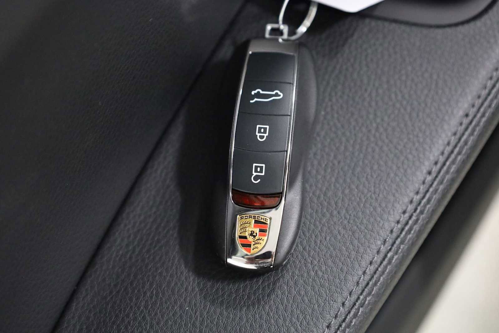 Certified 2024 Porsche Macan AWD/4WD image 43