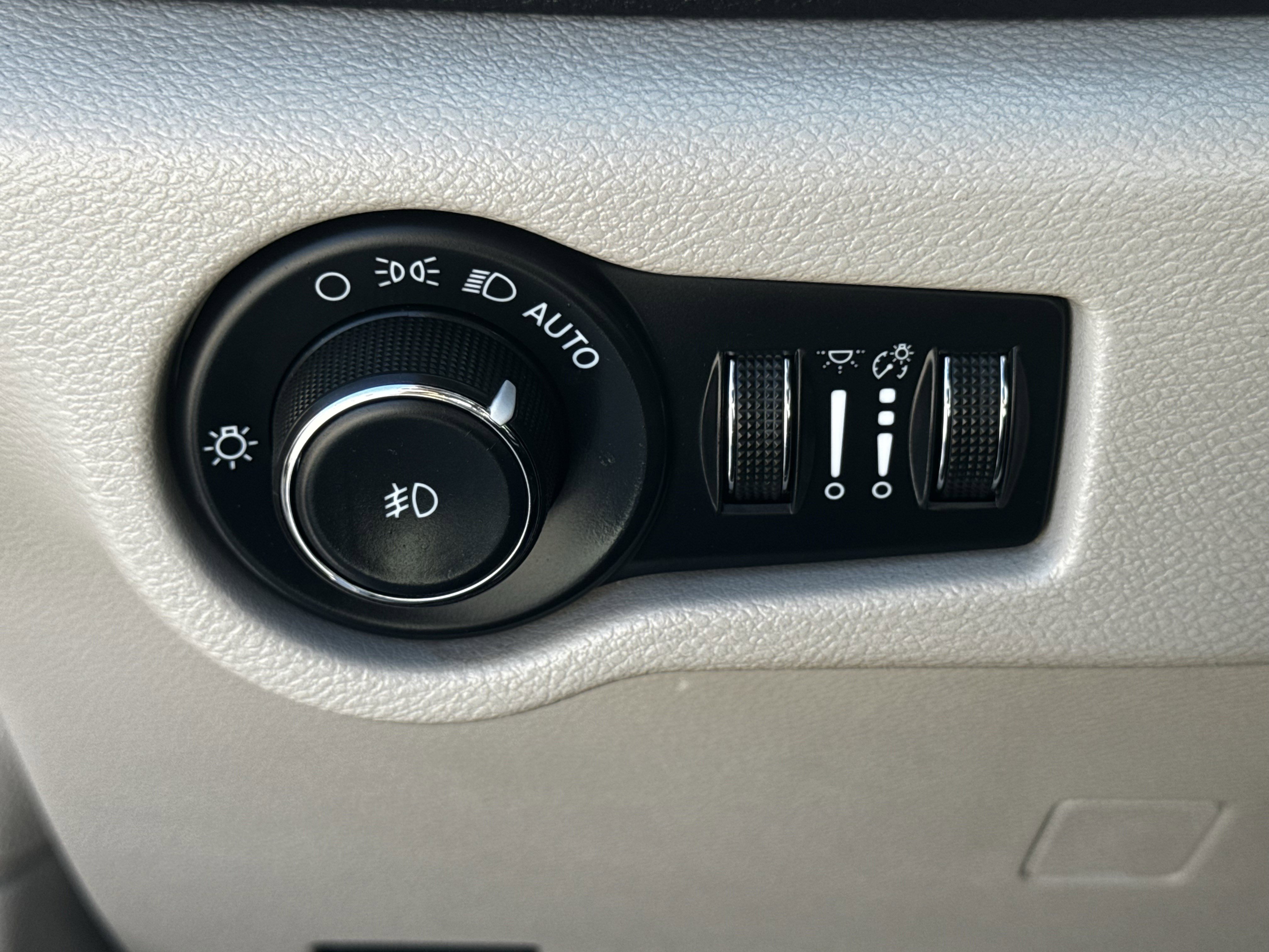 Used 2023 Chrysler Pacifica Limited image 25