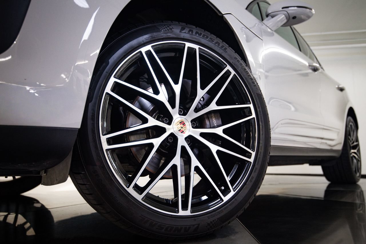Certified 2023 Porsche Macan AWD/4WD image 12