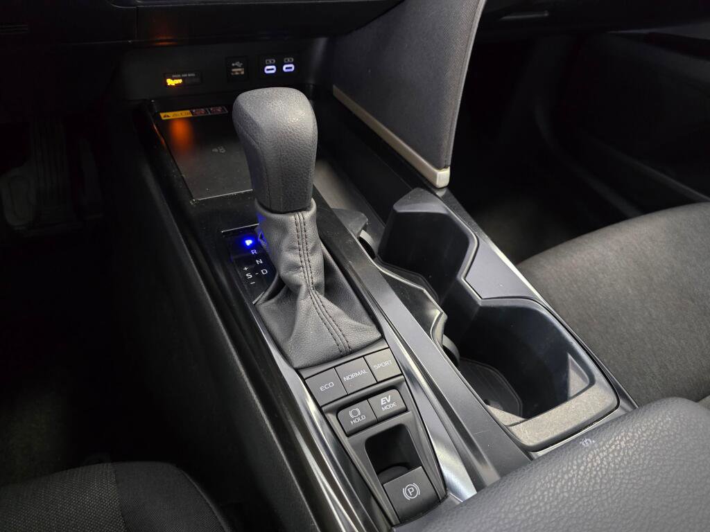 Used 2025 Toyota Camry LE FWD image 33