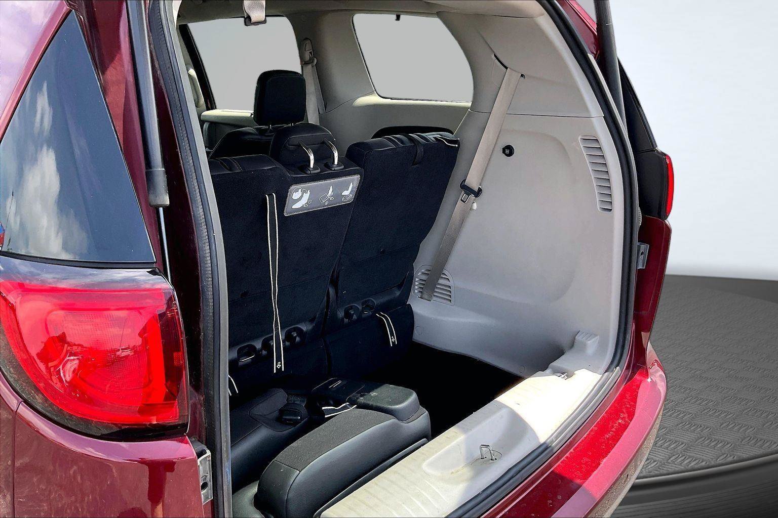 Used 2019 Chrysler Pacifica Touring-L w/ Tire & Wheel Group FWD image 5