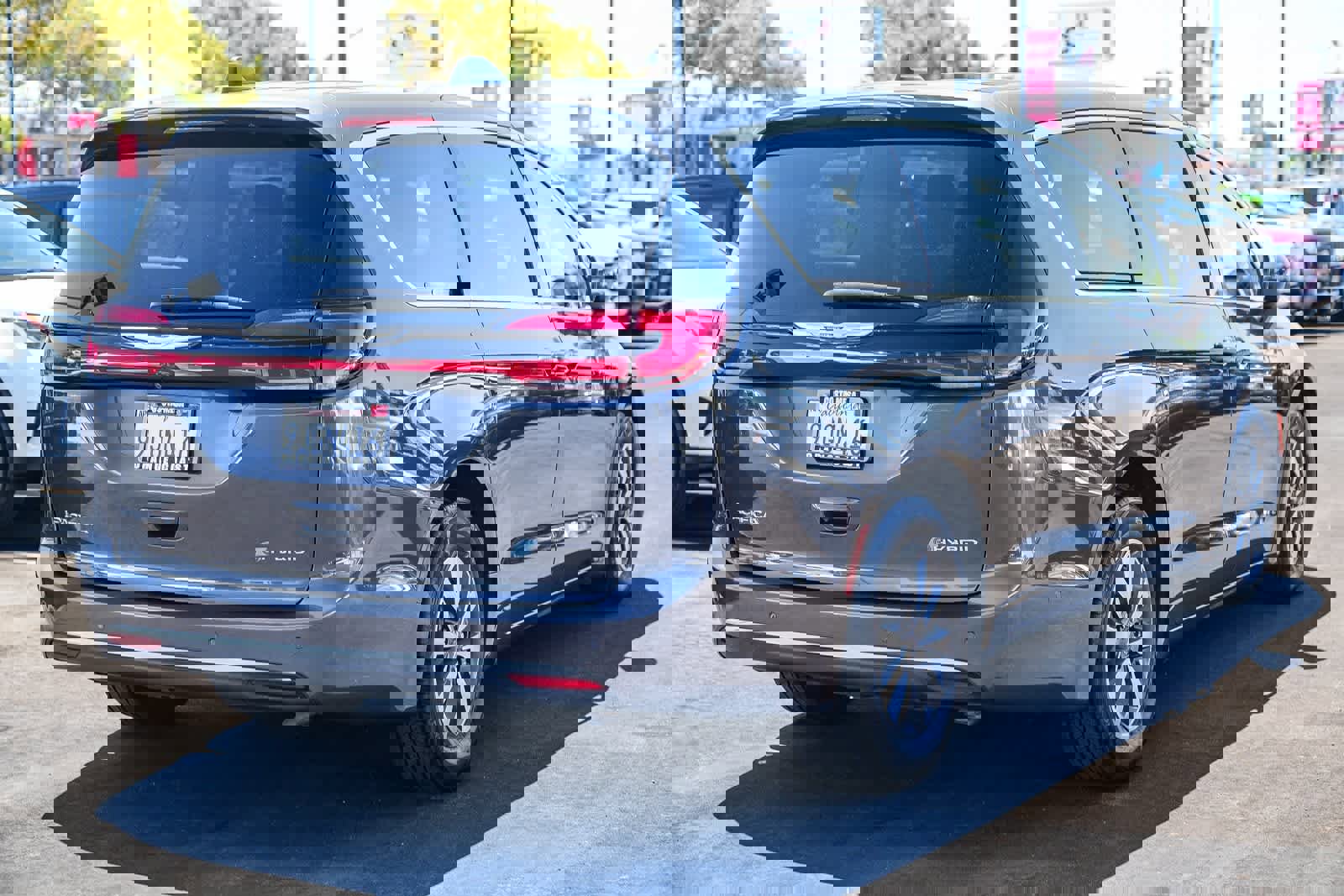 Used 2022 Chrysler Pacifica Touring-L w/ Uconnect Theater Family Group image 6