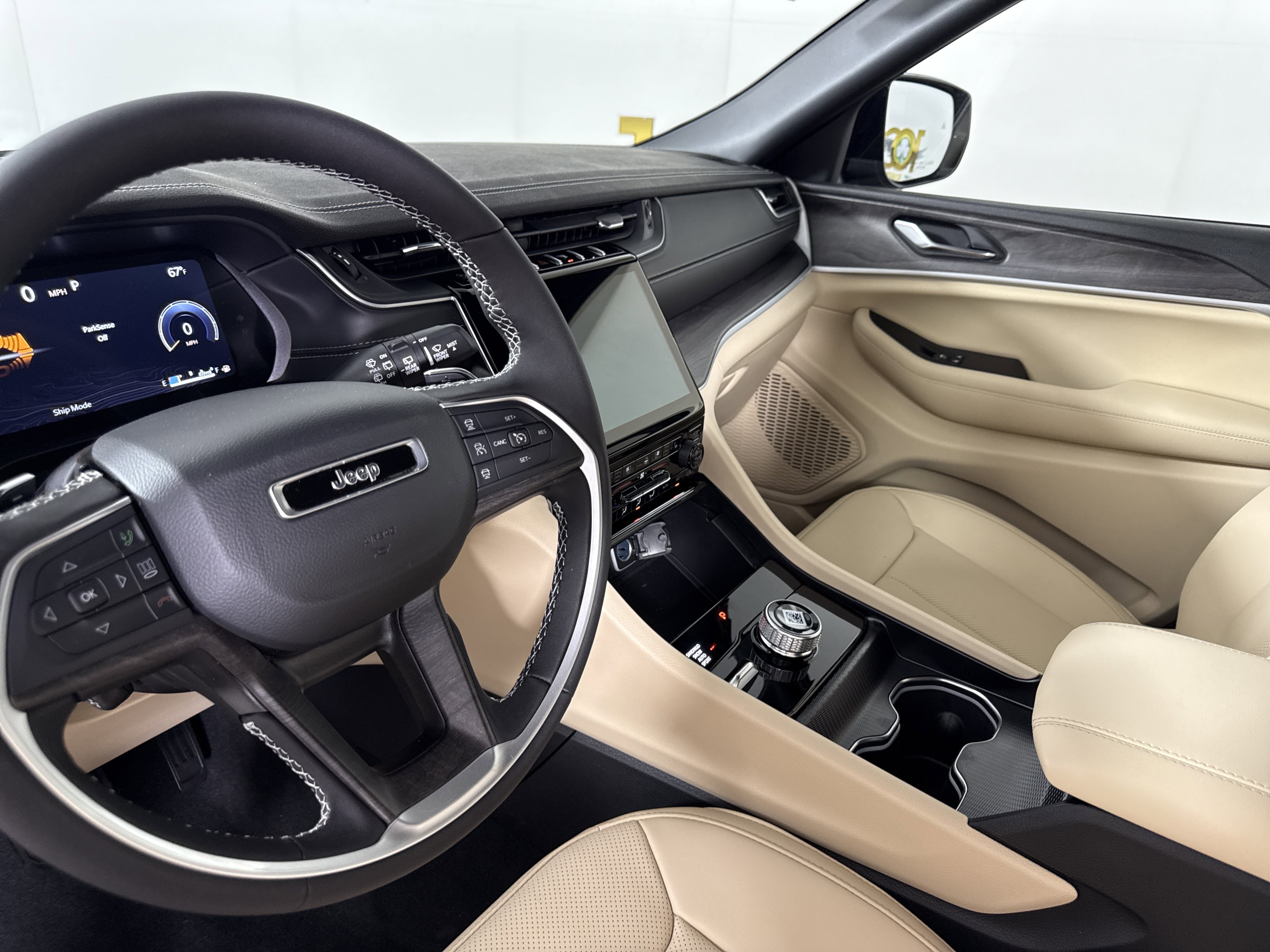 New 2025 Jeep Grand Cherokee Limited w/ Luxury Tech Group II image 24