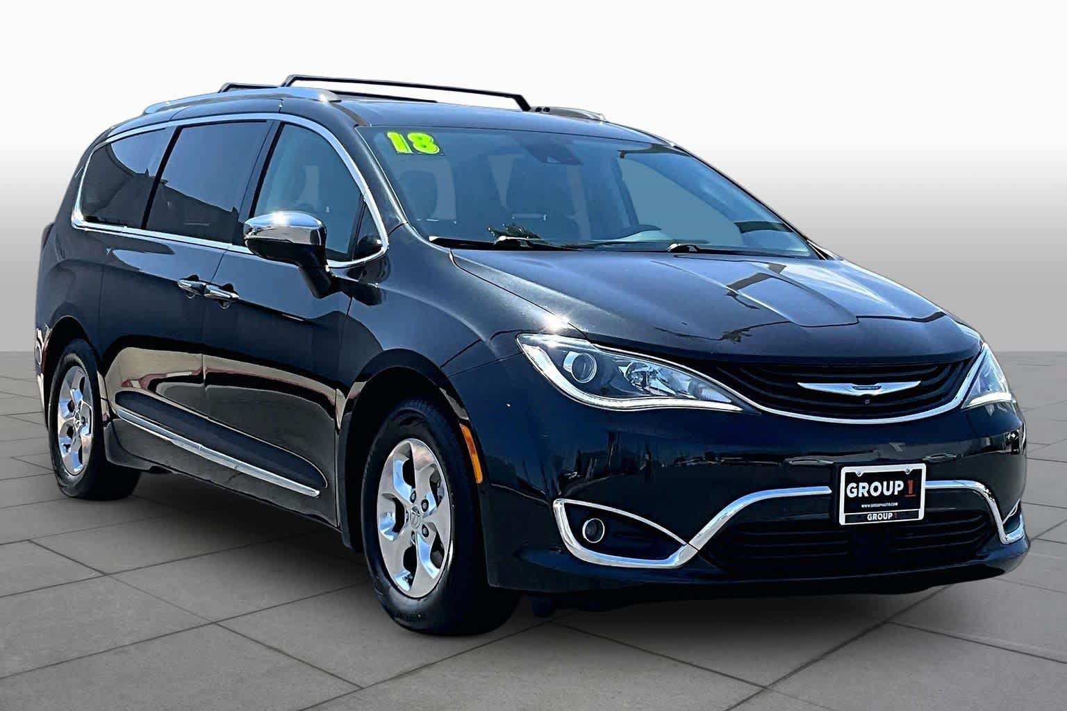Used 2018 Chrysler Pacifica Limited w/ Advanced Safetytec Group FWD image 2