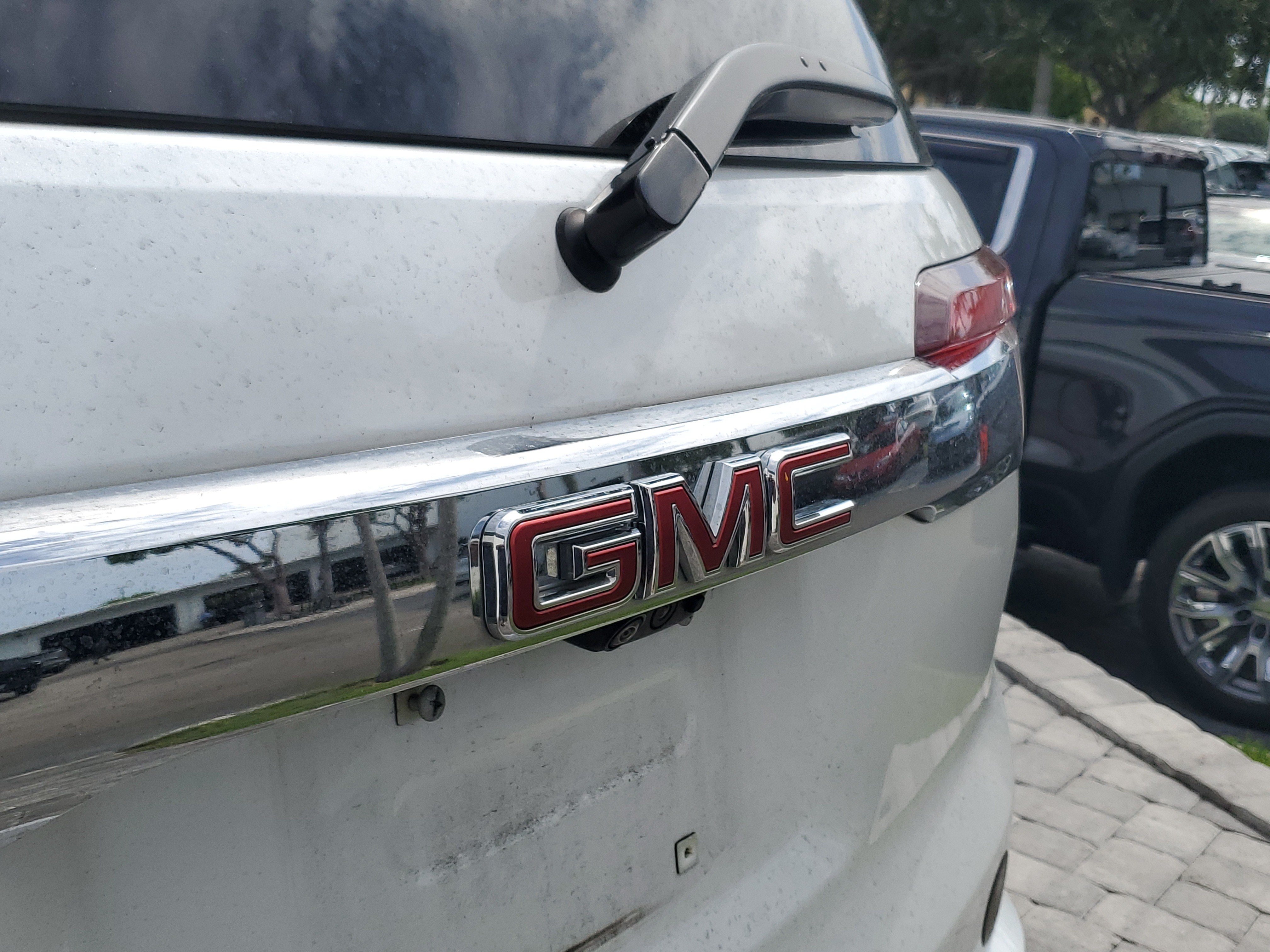 Used 2023 GMC Acadia Denali w/ Denali Ultimate Package FWD image 9