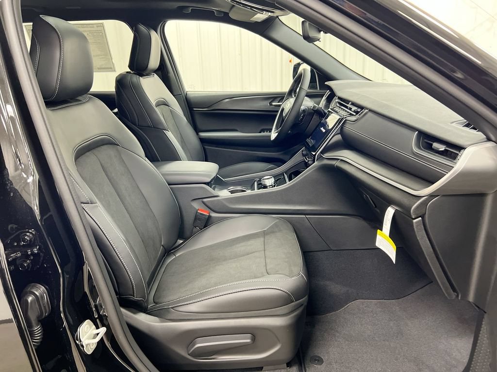 Used 2023 Jeep Grand Cherokee L Altitude AWD/4WD image 22
