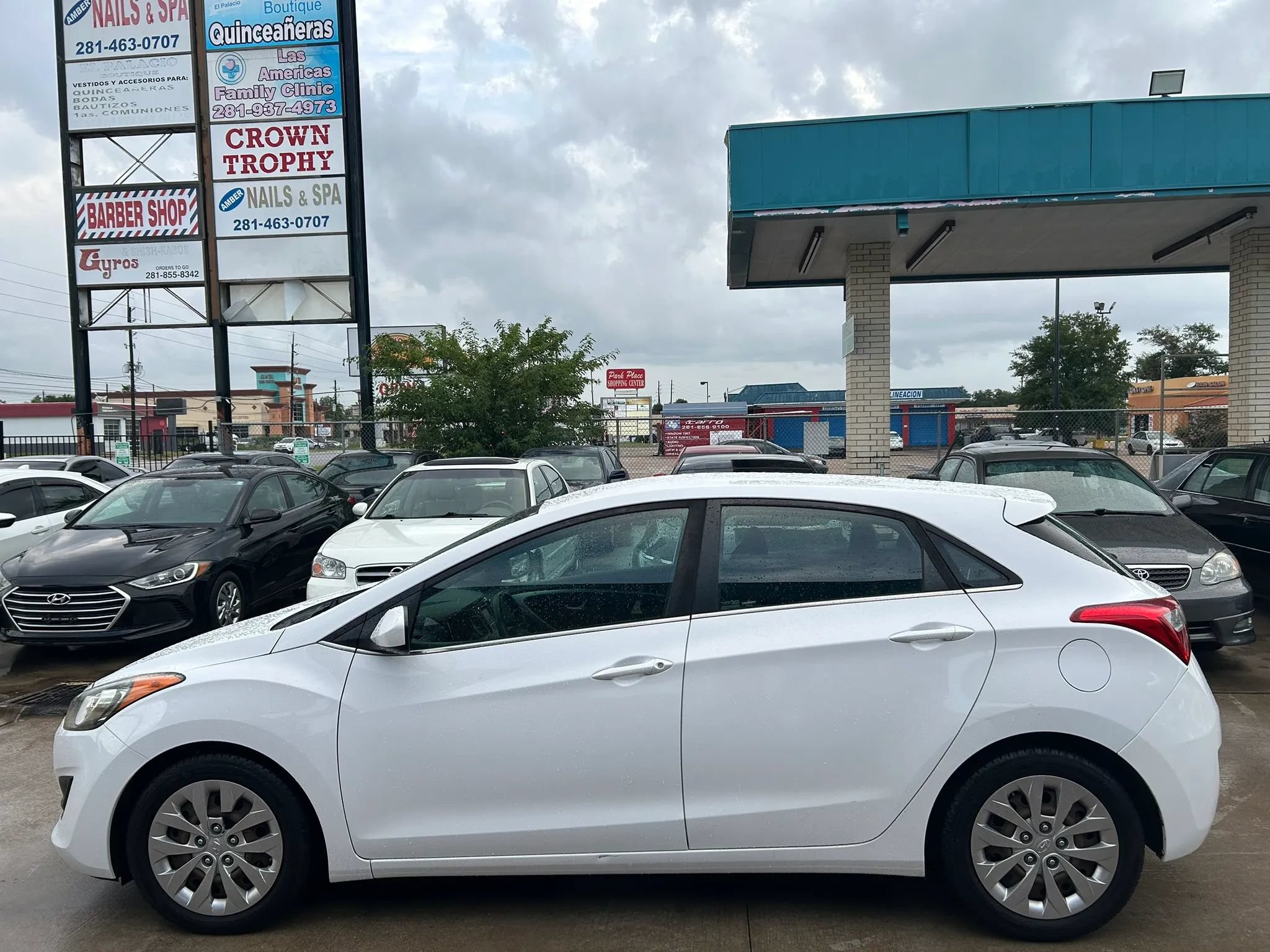 Used 2017 Hyundai Elantra GT FWD image 2