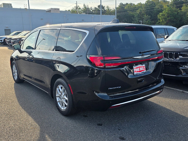 New 2026 Chrysler Pacifica Select image 10